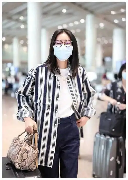 石原里美气质干净又清纯,穿男友衬衫就系一个扣,少女感不是吹的