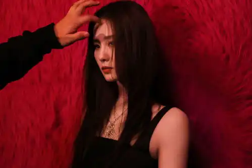 刘诗诗杂志封面花絮释出黑长直披肩更显时尚感