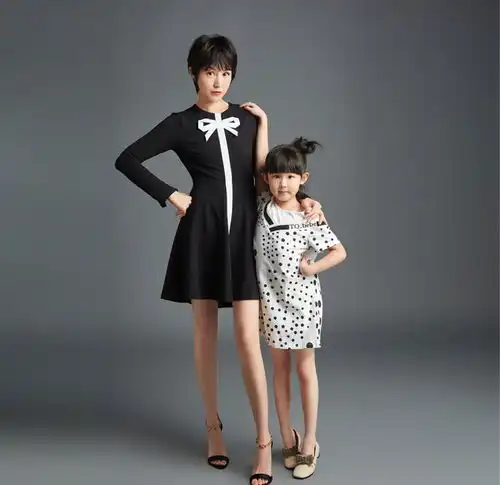 陆毅一家四口拍大片鲍蕾穿红裙文艺十足,11岁贝儿漫画腿更优越