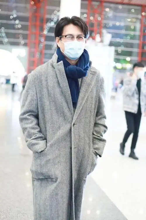 靳东大衣搭围巾沉稳有气质,偏分发型搭黑框眼镜尽显精英范