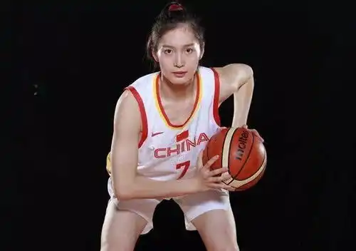 中国女篮又美又能打女版奥尼尔长相甜美,一人露腹肌实力圈粉