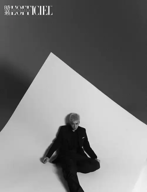 李易峰银发封面劲酷出击,寸头雀斑妆搭配慵懒眼神展现雅痞帅气风