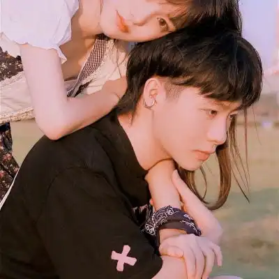 氛围感双人情侣头像,真人一男一女甜蜜情头