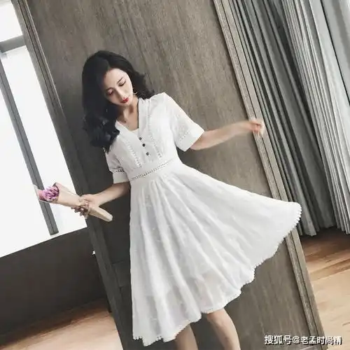 白色气质连衣裙,让你清新美丽脱俗