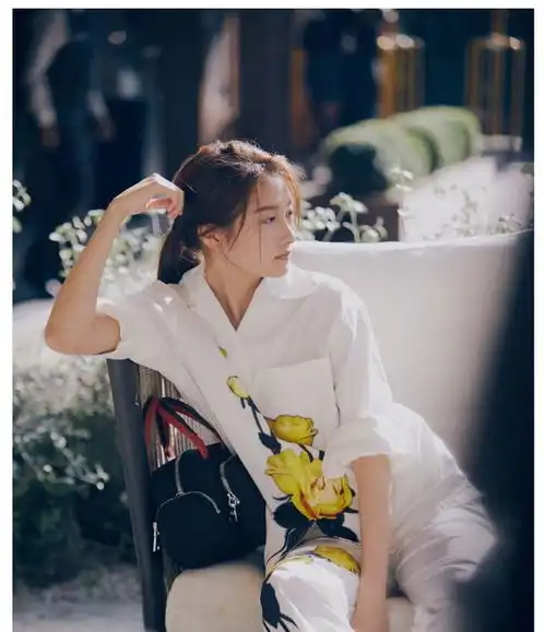 关晓彤改换姐系穿搭,造型又刚又美,高调回怼衣品差