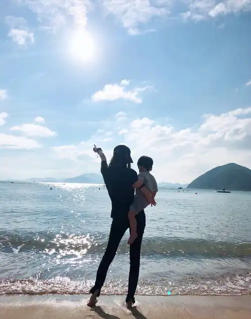 baby晒照为两岁儿子庆生小海绵头发黝黑浓密,肉嘟嘟超软萌