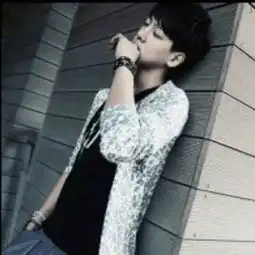 谁帮我找找和这个照片匹配的情侣头像