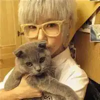 抱猫头像卡通女遮脸