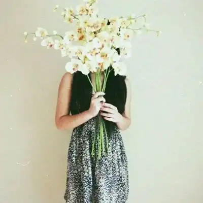 捧花情侣头像手里拿花的女生头像高清系列