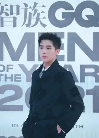 杨洋李现两大流量齐聚10位男星红毯造型,邓伦化身禁欲系男神