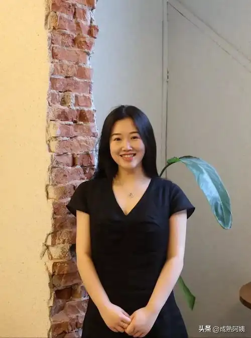 温柔美女笑靥如花,从容大方引人注目