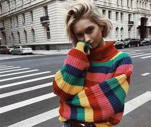 通过拼色选择条纹毛衣,显瘦又减龄,穿出青春活力气息