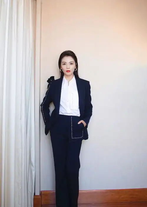 不爱裙装爱西装,这就是女强人本色