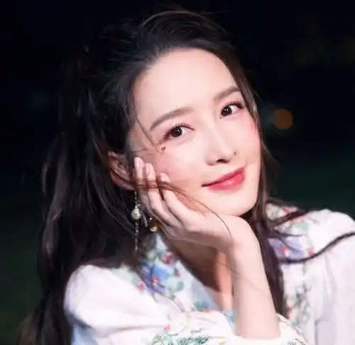 邓伦李沁工作室头像堪称情侣头像模板,翻到李沁本人头像,才知是怎么一回事