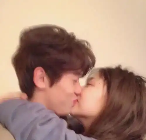 情侣头像暧昧禁欲系接吻