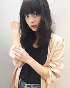 她是小松菜奈和玉城的结合版,这位17岁的恶魔系美少女大概要成为大众的新晋霸屏女神