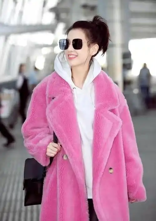黄圣依粉色大衣造型好精致,配上基础白黑,简约大气又很少女