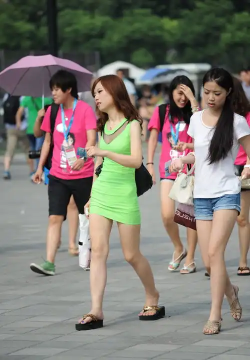 街拍绿色深v领的包臀短裙美女,清新又时尚漂亮