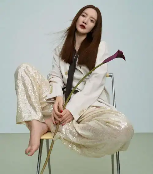 老板娘张萌又高调了,穿黑色礼服配暗黑系妆容,演绎神秘哥特风