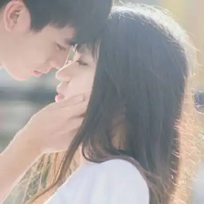 亲嘴头像图片情侣一对双人情侣头像拥抱亲吻