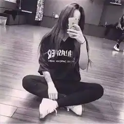 qq头像女生盘腿坐戴帽子冷艳