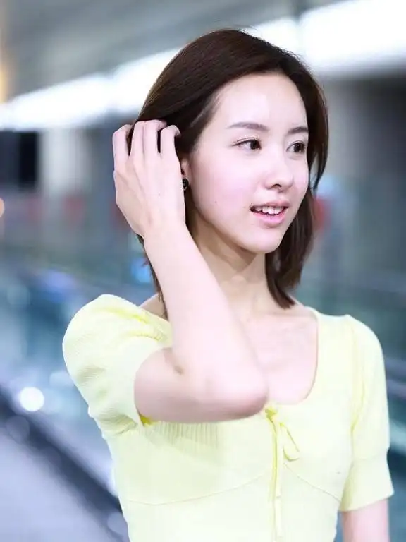 陈都灵不用扮嫩也清纯,穿鹅黄色上衣好少女,真是让人心动