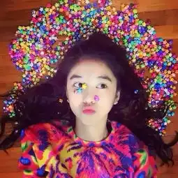 iu躺着然后头发上有花像这张图片