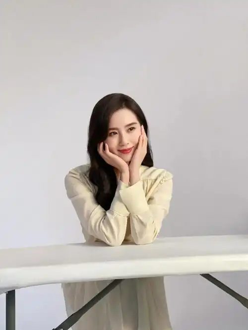 刘诗诗穿同色系列仙气十足,自带高级的浪漫范,这才是职场穿搭