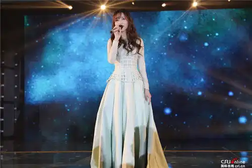 金莎穿淡绿色仙女裙现身笑容温婉甜美仙气十足