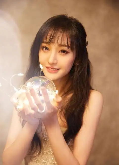 郑爽出席活动,脸颊苹果肌饱满,粉色蝴蝶结纱裙尽显少女心