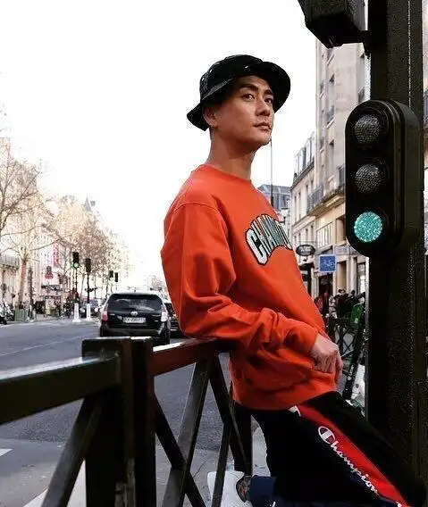 男人到了中年,放弃衬衫配皮鞋瞧陈坤黄晓明这样穿,帅气显年轻