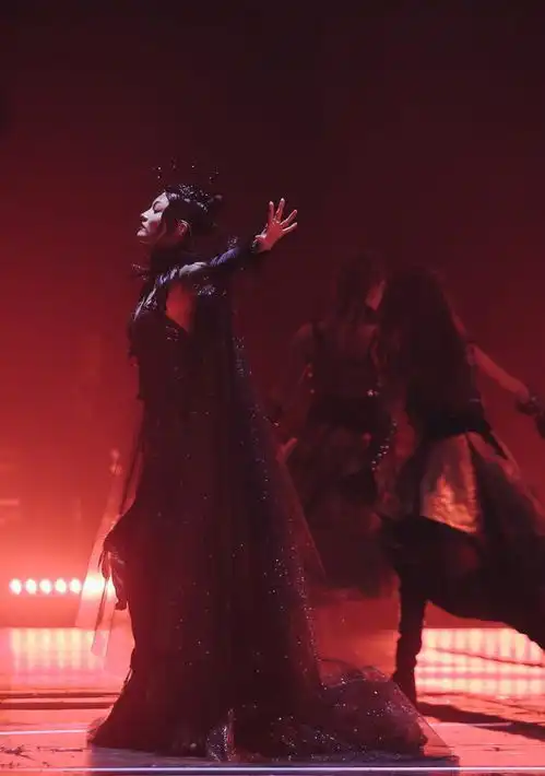 张韶涵造型师好厉害,暗黑乌鸦装火了,158气场也能这么强大