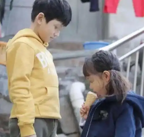 哥哥弄丢7岁妹妹,18年后参加同事婚宴,新娘一句话让他彻底崩溃