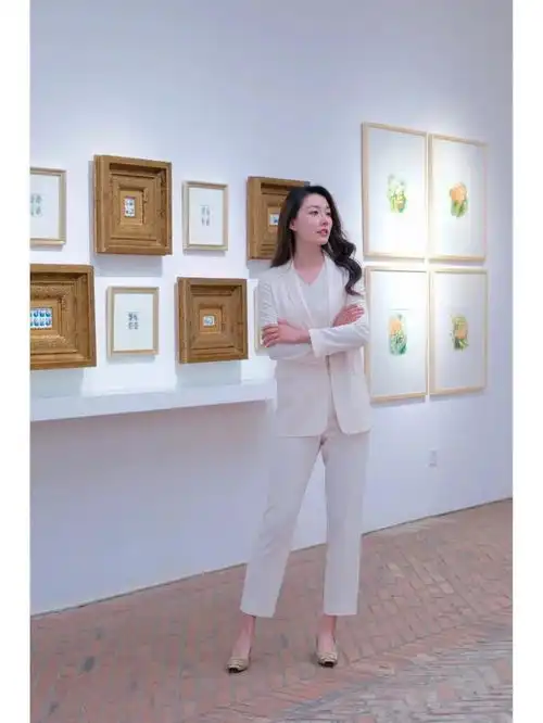 春日穿搭达人白色职业套装让整个人看起来干练又干净