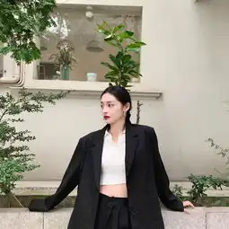 周洁琼变身西装大佬秀蛮腰