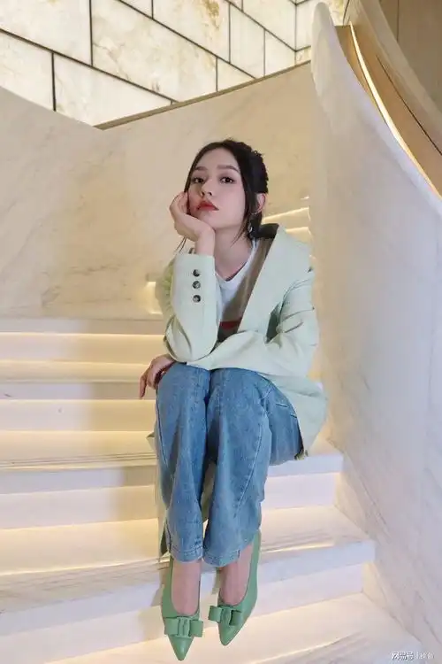 林允私服太有品位了蓝色衬衫穿出元气少女感,25岁气质超甜