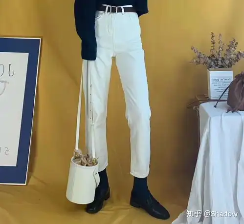 想给米白色外套搭配一条裤子,但是不知道该现在什么样的颜色来搭配,有没有大神指教一下