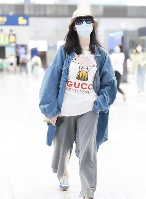 倪妮扮嫩很彻底,穿卡通t恤嫌不够可爱,还背幼儿园同款水杯
