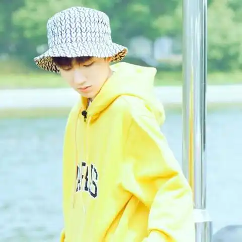 奶系小天使王源,穿搭永远都是男友风,太帅气了