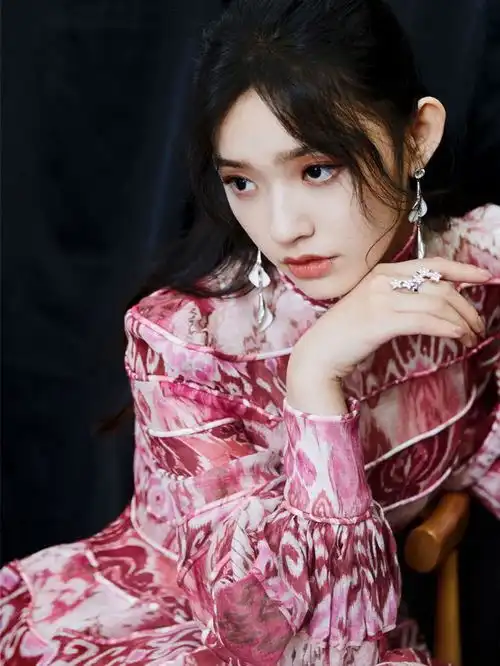 林允身穿粉色连衣裙,好可爱网友这是换搭配师了气质不一般
