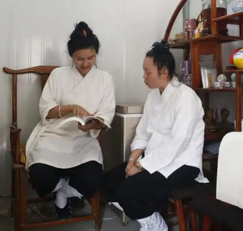 中国美女道士21岁出家当道士,25岁成住持,如今怎样了