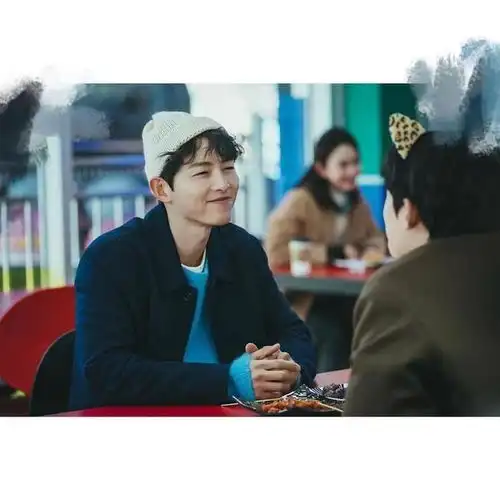 文森佐宋仲基营销翻车,撞脸土味女网红,后者更显年轻紧致