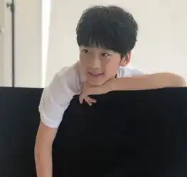 张亮儿子晒自家妹妹的美照,兄妹俩长相完全复印粘贴,基因真强大