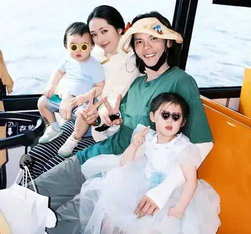 郭碧婷向佐合体走红毯郭碧婷脸部僵硬大变样,向佐穿裙装像大姨