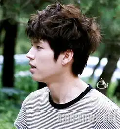 头像图片韩系男卷发