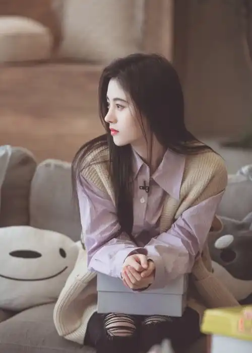 鞠婧祎参加综艺录制,穿香芋紫好甜好仙,皮肤白到发光太不真实