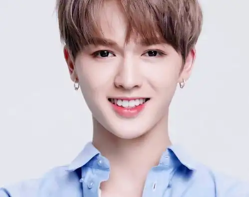 朱正廷重庆录制新综艺,长袖外套抢眼,粉丝真是个睫毛精