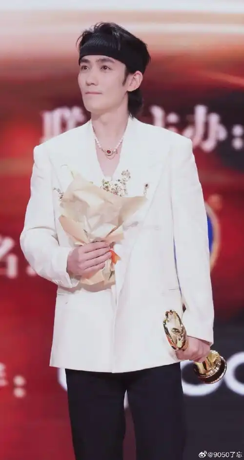 组图2023微博之夜盛典荣誉揭晓朱一龙杨紫获微博kingqueen