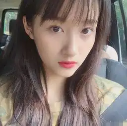 关晓彤剪坏齐刘海委屈的表示再也不手欠了
