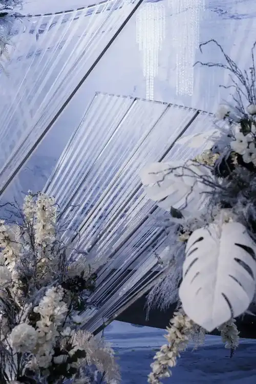 用极简的线条和花艺,打造一场静谧清爽的蓝色白色系婚礼